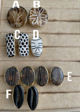 Load image into Gallery viewer, African Bone Bead Brass Adjustable Rings